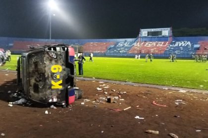 Potret Usai Kericuhan di Laga Arema vs Persebaya, Stadion Kanjuruhan (1/3/22) - (Avirsta Midaada/MPI)