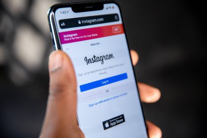 Cara Melihat Postingan Pertama di Instagram