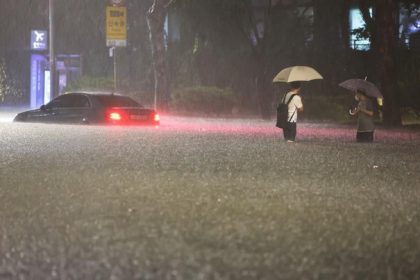 Potret Mobil terendam banjir saat hujan deras di distrik Gangnam, Seoul, Korea Selatan, Senin (8/8/2022). (Photo by YONHAP / AFP)