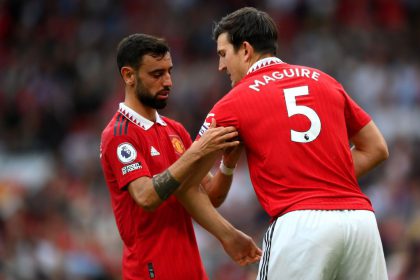 Potret Harry Maguire Mendapatkan Ban Kapten dari Bruno Fernandes