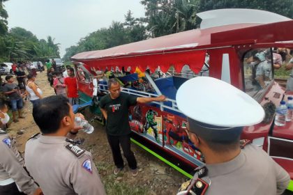 Odong-Odong Tertabrak Kereta