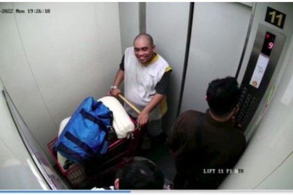 Potret Rudolf Tobing saat tersenyum di dalam lift apartemen yang terekam CCTV